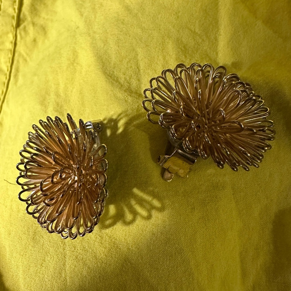 Vintage broken/alter gold toned atomic wire clip on earrings